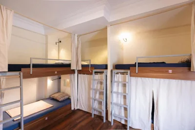 Eenpersoonsbed in vrouwenslaapzaal — 9 Hostel and Suites