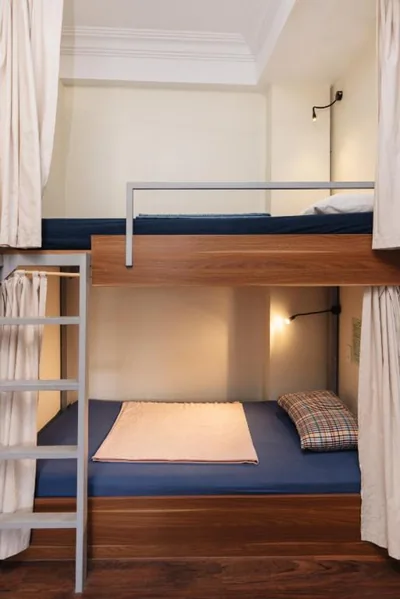 Eenpersoonsbed in mannenslaapzaal — 9 Hostel and Suites